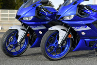 「YZF-R25」と「YZF-R3」では、エンジン出力の違いに応じてタイヤの仕様も異なり、前者にはバイアスタイヤ、後者にはラジアルタイヤが装着される。