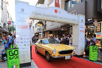 「Classic Japan Rally 2019 YOKOHAMA Y160」にて、横浜・元町商店街を出発する「ボルボP1800ES」。