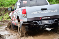 タイヤが半分つかるほどの水たまりエリアでは、マッドテレインタイヤが本領発揮。通常のSUV用タイヤはもちろん、オールテレインタイヤでもやすやすクリアとはいかなっただろう。