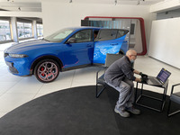 昼過ぎ、整備部門のジャコモ氏がワイヤレス接続のノートブックPCで車両を点検中。