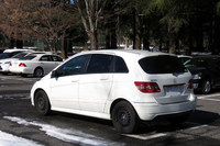 おおむね雪が解けたところで、撮影のためにちょいとお出かけ。普段使いにおけるコンパクトカーの利便性を満喫する。……この手の実用車には、「俺、もうこのクルマでいいかも」とクルマ好きを“ドロップアウト”させる危うさがありますよね。フルハイブリッドの「スズキ・ソリオ」とか、マジで危険ですよ。