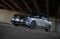 今回は最上級グレードの「X」に試乗。車両本体価格218万6800円に100万円分以上のオプションが装着され、試乗車の価格は321万1256円にも達していた。