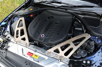 S58型と呼ばれる「BMW M」由来の3リッター直6ツインターボエンジンを搭載。最高出力は従来型「B3」の495PSから529PSに高められている。ボディー剛性をアップするアルピナ独自の「ドームバルクヘッドレインフォースメント」も「オロ・テクニコ」カラーでコーディネートされる。
