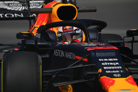 前戦モナコGPでは最後までメルセデスのハミルトンを追い回したレッドブルの“切り込み隊長”、マックス・フェルスタッペン（写真）。カナダGP予選は、トップ10に進むためのQ2でトラフィックにつかまり、最後のアタック中にハースのケビン・マグヌッセンがクラッシュしたことで時間切れ、Q3進出ならず11位というアンラッキーな展開に。他車のペナルティーなどで9番グリッドからスタート。長持ちするハードタイヤを履き49周まで最初のスティントを伸ばし、最終的に5位でレースを終えた。チームメイトのピエール・ガスリーは、ピットストップ後にトラフィックにつかまり、5番グリッドという好位置を生かしきれず8位でフィニッシュした。（Photo=Red Bull Racing）