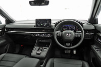 インテリアの意匠は「シビック」や「アコード」と共通の横基調なもの。従来型と比較すると、ステアリングの取り付け角度を28°から25°に変更するなど、よりセダンライクなポジションで運転できるよう工夫されている。