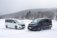比較用に、「ステップワゴン スパーダ ハイブリッド」の標準車が用意された（写真左）。