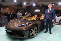 2020年初めの東京オートサロンにて、ゼネラルモーターズ・ジャパンの若松 格社長と「C8コルベット」。