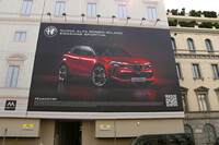 ミラノ市街ヴェネツィア通りに掲げられた看板は、まだ「MILANO」である。2024年4月18日撮影。