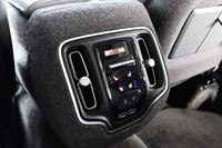 リアシート用のエアコンスイッチ。ヒーターおよびベンチレーションのボタンのほか、USBコネクターが2つ備わる。