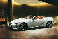 「LC500コンバーチブル」のボディーカラーは、「ホワイトノーヴァガラスフレーク」（写真）を含め、全11種類から選択できる。