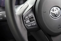 新型「スープラ」はすべて、全車速追従機能付きの「レーダークルーズコントロール」を装備する。その操作スイッチはステアリングホイールの左側スポークに並ぶ。