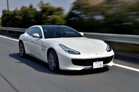 動力性能は0-100km/h加速が3.4秒、最高速は335km/hと発表されている。