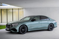 ややコテコテ感を増したフロントマスクに、前後フェンダーの上を走るエッジの効いたキャラクターラインと、従来モデルから明らかにモチーフが変わった新型「Eクラス」。それでいて、全体のイメージは驚くほど変わっていない。