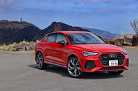 新型「RS Q3」の登場と同時に設定されたSUVクーペタイプの「スポーツバック」。後ろ下がりのルーフラインが美しい。