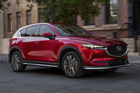 「マツダCX-5」は2.2リッターディーゼルターボエンジンの出力アップなどの改良を受けた。