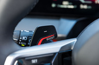 ダウン側のシフトパドルはブースト機能（10秒間）のトリガーも兼ねている。