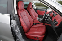 シートもオプションの「フルプレミアムレザー」仕立てで、12wayの電動調整機能が備わる。ヘッドレストにはマセラティのエンブレムが縫い取られている。