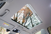 「スタイル」「Rライン」のみに用意される電動パノラマスライディングルーフ。ハーマンカードンのプレミアムオーディオとセットで、「ラグジュアリーパッケージ」として設定される。