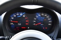 液晶タイプのメーターパネルが増えつつあるが、「エリーゼ ヘリテージエディション」には機械式の2眼メーターが採用されている。