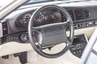 「944ターボ」の運転席まわり。同時期以降に登場した、多くの国産スポーツカーが同車をベンチマークに開発されたという。