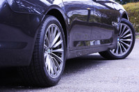 速度感応式のリアアクスルステアリングを採用。低速では、前輪と後輪を逆位相にして小回りを効くようにし、高速では同位相に操舵することで、操縦安定性を高める。
