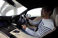 センターコンソールには、「CT200h」など他レクサス車でもおなじみの操作デバイス「リモートタッチ」が置かれる。