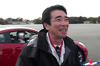 
	動画では厳しい表情が多いが、実はとても気さくな加藤博義さん。ある試乗会で、こんなエピソードを聞かせていただいた。
	某自動車ゲームを、加藤さんの息子さんがどうしてもクリアできないというので、セッティングを変更したらあっさりクリア。「そしたら『すごい！　お父さんなんでそんなことできるの？』って。あたりまえですよ、それで飯食ってるんですから（笑）」。
	 