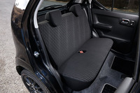 フロントシートと同様、ブラックでコーディネートされたリアシート。「X」や「S」「ターボRS」と同じく、ヘッドレストが装備される。