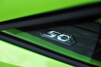 ランボルギーニ社創立50周年記念バッジ。カーボン製で「50」ロゴは職人が手書きしたものという。運転席側インストゥルメントパネル上に貼られる。同社50周年に当たる2013年に造られた「アヴェンタドール」と「ガヤルド」に装着された。