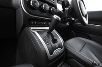 シフトゲートの下には「ジープ」のフロントマスクを模したエンボスがあしらわれている。
    