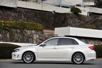 サイドビュー。大人のユーザーを意識したという今回のスペシャル・インプレッサは、MTモデルでも大型リアウィングが備わらない。車高と最低地上高は、ともにベースモデルより5mm低くなる。