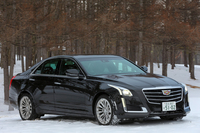 2014年に発売された「キャデラックCTS」。日本仕様の上級グレード「プレミアム」には、4WDの駆動方式が採用されている。
    