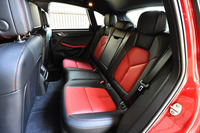 リアシートには3分割の可倒機構を採用しているため、アレンジによってはスキーやサーフボードなど長い荷物も積載可能。シートヒーターもオプションで装着できる。