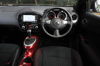 運転席まわりの様子。特徴的なデザインのセンターコンソールは、銀メタと赤メタの2色が用意される。