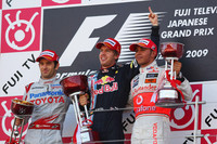 セバスチャン・ベッテル（中央）がポール・トゥ・ウィンで今季3勝目。2位にヤルノ・トゥルーリ（左）、3位にはルイス・ハミルトン（右）が入り表彰台に並んだ。（写真＝Red Bull Racing）