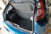 荷室容量は「プント エヴォ」と同じ275リッター。後席を畳めば最大で1030リッターまで拡大できる。