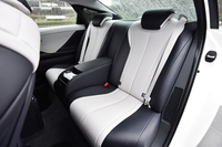 後席は独立型の2座。シートの間には、収納スペースが設けられる。
    