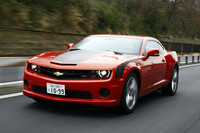 1967年に初代がデビューした「シボレー・カマロ」の歴史は、2002年まで生産された4代目を最後に一度途切れた。そして2009年、7年ぶりに新型カマロが登場。復活した5代目カマロは、3.6リッターV6エンジン搭載の「カマロ LT RS」（430万円）と、6.2リッターV8の「カマロSS RS」の2モデル構成となる。
オレンジのボディをさらに迫力ある印象にしているブラックの「フード＆ホッケースティック ストライプ キット」（4万4100円）はカマロ専用のアクセサリー。