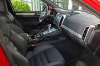 シートは8ウェイの電動調節機能持つ「GTSスポーツシート」と呼ばれる専用のもの。