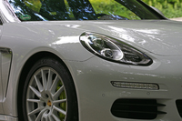 マイナーチェンジによって標準装備化されたバイキセノンヘッドランプ。タイヤは18インチが標準だが、撮影車は20インチを装着していた。
    