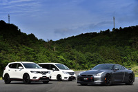 試乗コースに並んだNISMOのチューニングカー。