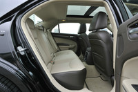 内装色はボディーカラー（全5色）によって自動的に決まる。試乗車はボディーカラーが「グロスブラック」、インテリアが「ダークフロストベージュ／ライトフロストベージュ」という仕様。