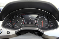 メーターは2眼式のアナログタイプ。パネル全体が12.3インチの液晶表示となる「アウディ バーチャルコックピット」もオプション設定される。