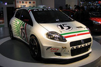 
	市販車の横にはラリー仕様のグランデプントが。このまま是非参戦していただきたい！
	 