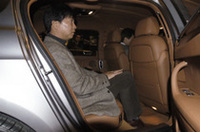 
	延ばされたホイールベースは、後席居住性に捧げられた。ちなみにモデルは、『NAVI』の高平高輝編集長。
	 