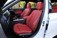 ダコタ・レザーのシートは25万9000円のオプション。試乗車では「コーラル・レッド」と呼ばれる鮮やかな赤が選択されていた。