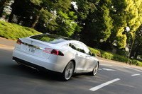 バッテリーは60kWhと85kWhの2種類。モーターも標準仕様のものと「パフォーマンス」用の高出力仕様の2種類が用意されている。