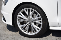 試乗車のタイヤサイズは265/35R20（オプション）。標準サイズは255/40R19。
    