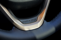 ステアリングホイールや左のヘッドランプの内部には、ジープの歴史を表す「SINCE 1941」の文字があしらわれていた。
    