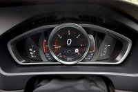 液晶が多用されるメーターパネル。運転支援システムの作動状況や、燃費情報も確認できる。
    